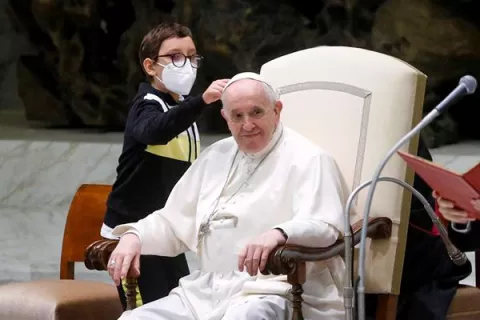 Un niño, protagonista en la audiencia general al querer el solideo del papa Francisco