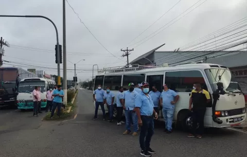 Taxistas y conductores de buses paralizan por casi dos horas la ciudad de Santiago