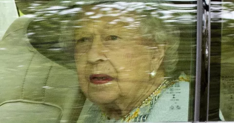 Isabel II atiende audiencias virtuales en Windsor tras su alta hospitalaria