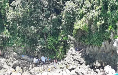 Rescatan a varios migrantes que fueron abandonados en el hito binacional próximo a Colombia