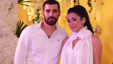 Sara Bello y Agustín De Gracia celebraron con su familia y amigos que tendrán un niño