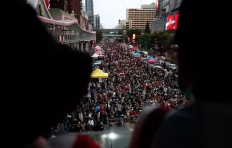 Cientos de manifestantes piden el fin de la ley de lesa majestad en Tailandia