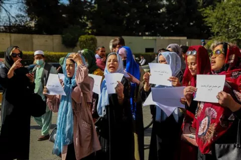 Talibanes dispersan violentamente una protesta de mujeres que reclamaban sus derechos