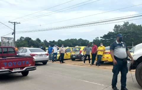 Taxistas de Herrera y Los Santos protestan por el alto precio del combustible