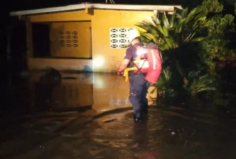 Fuerte lluvia hace salir de su cauce al río Tonosí, afectando varias residencias   