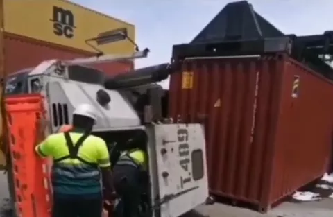 Trabajador resulta herido al voltearse equipo pesado en el puerto de Cristóbal 