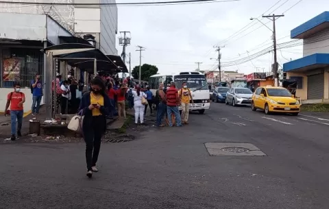 Miles de usuarios se quedaron esperando un bus en Panamá Oeste