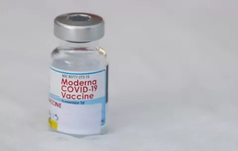 Contaminación de viales de vacunas contra covid-19 de Moderna fue un "error humano"