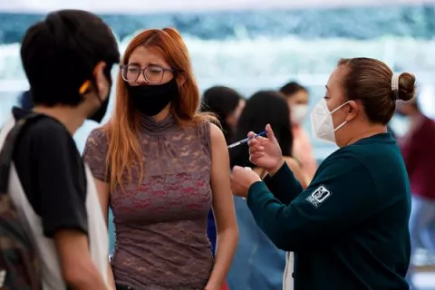 Ciudad de México concluye la vacunación contra la covid-19 y busca pasar página