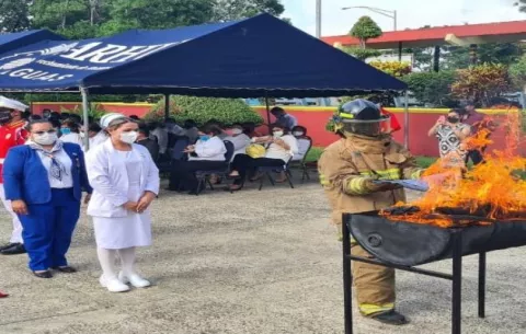 En Veraguas inician las actividades en honor a la patria con la cremación de banderas