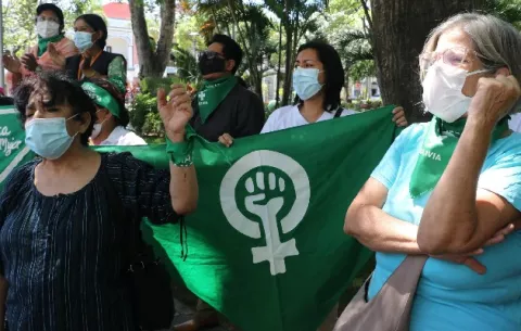 Feministas bolivianas piden sanciones por la suspensión del aborto a una niña abusada