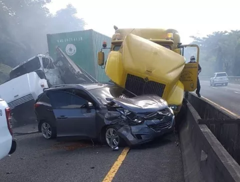  Colisión múltiple se registra a la salida de la autopista Panamá-Colón