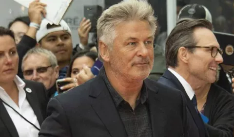 Alec Baldwin reclama presencia policial en los  'sets' de grabación