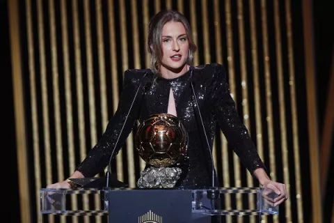 Alexia Putellas  se lleva el Balón de Oro femenino