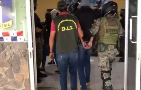 Detienen a dos panameños en Chepo transportando a dos migrantes irregulares