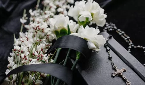 ¿Cómo elegir los arreglos florales para un servicio funerario?