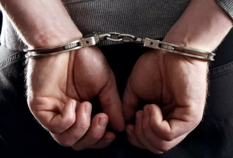 Promete a su víctima una película para adultos y luego lo extorsiona con publicar sus fotos íntimas