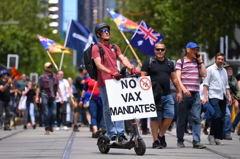 Miles de australianos protestan contra las medidas por la covid-19