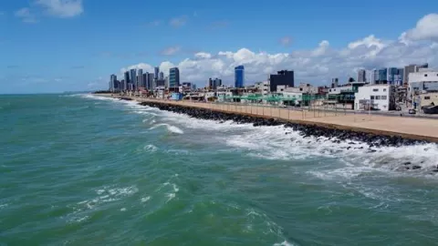 Una ciudad brasileña se moviliza ante la amenaza del mar por el cambio climático