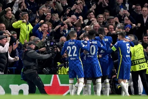 Chelsea y Manchester United se clasifican a los octavos de la Champions League