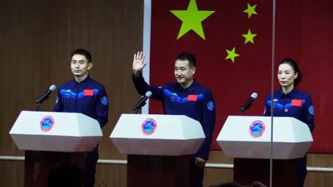Astronautas chinos completan su primera misión fuera de la estación espacial