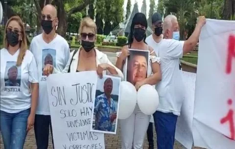 Familiares y amigos realizan una manifestación pacífica por homicidio del empresario estadounidense y el piloto panameño
