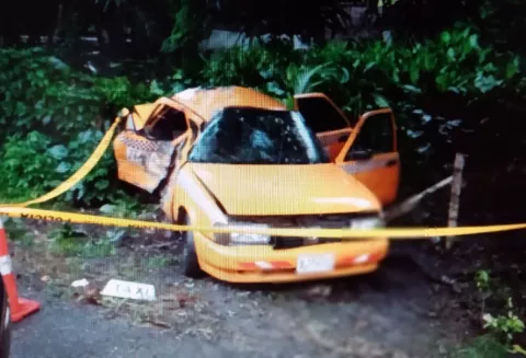 En colisión de un taxi contra un árbol en Coclé, fallecen un hombre y un menor de edad 