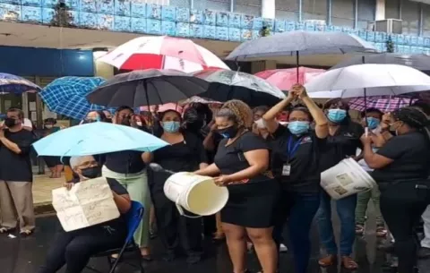 Billeteros y trabajadores aduaneros protestan en Colón exigiendo el pago de bonos de productividad