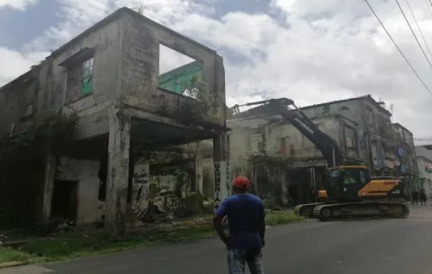 El lunes reinician las demoliciones de viejos caserones en Colón