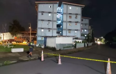 Matan de un disparo en el pecho a un hombre en un multifamiliar de Colón