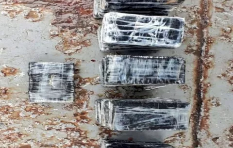 Detienen al conductor de una lancha artesanal transportando 26 paquetes de droga en Pilón