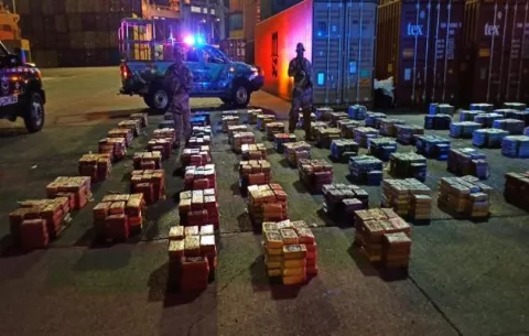 Incautan más de 3,000 paquetes de droga en dos contenedores en un puerto colonense