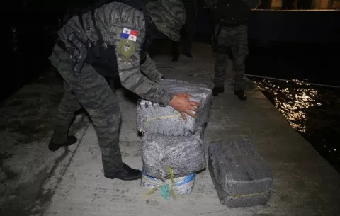 Sorprenden a extranjeros con 468 paquetes de presunta droga en un velero en Colón