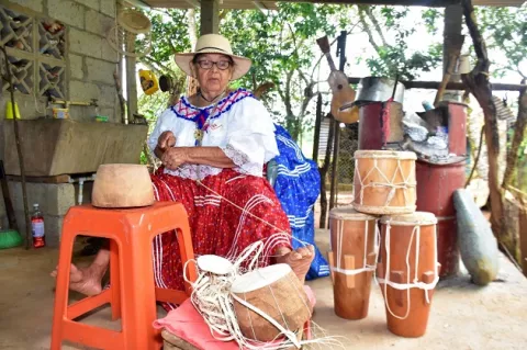 Florentina Moreno, la mujer de 83 años que hace patria elaborando polleras y sombreros 
