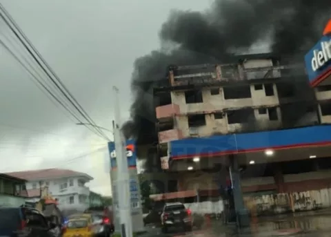 Incendios en edificio y una fonda fueron sofocados en la ciudad de Colón 