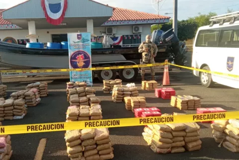 Aprehenden a tres colombianos con 695 paquetes de droga en la costa este de Guararé, Los Santos