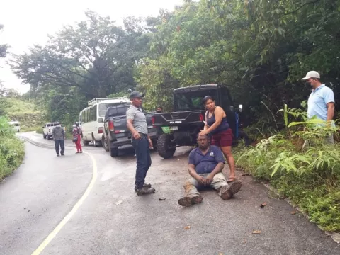 Accidente vehicular hacia Calovébora en Veraguas, deja heridos a conductor y ayudante 