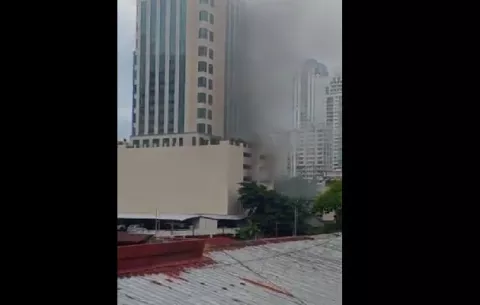 Alarma por vehículo incendiado en estacionamiento de un edificio en San Francisco