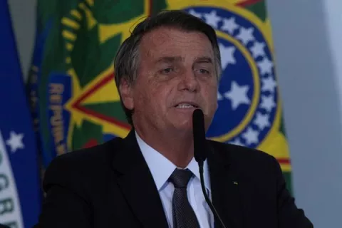 Jair Bolsonaro admite nueva ola de pandemia de la covid-19 pero rechaza cerrar aeropuertos