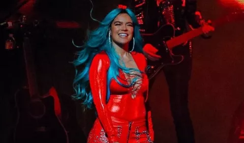 Karol G sufre un accidente en una presentación en FTX Arena: 'Se me partieron todas las uñas'