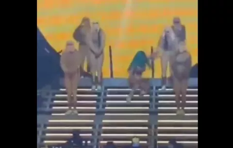 [VIDEO] Karol G sufrió una aparatosa caída durante concierto en Miami