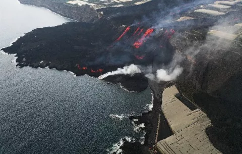 Lava del Cumbre Vieja engulle por completo una playa de la isla de La Palma