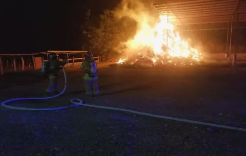 Incendio consume más de 2,600 pacas para ganado en Los Santos