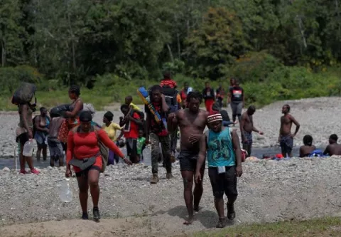 Migrantes toman ruta por el Pacífico para evitar peligrosa selva de Panamá