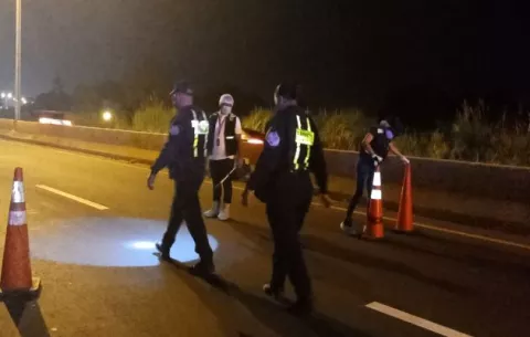 Capitán de la Policía Nacional pierde la vida al chocar en la autopista Arraiján-La Chorrera