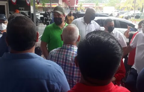 Transportistas suspenden paro; Gobierno ofrece subsidio hasta el 31 de diciembre