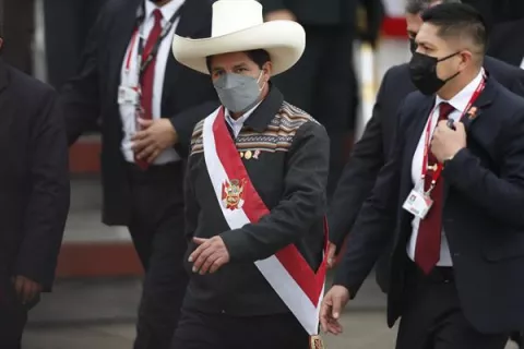 La oposición peruana pide formalmente la destitución del presidente Pedro Castillo