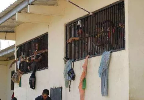 Atrapan a cinco custodios intentando ingresar sustancias ilícitas al centro penitenciario de Penonomé