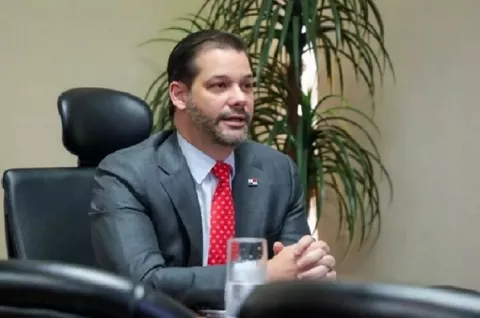 Ministro Martínez es denunciado de conspirar contra ley de Cabotaje