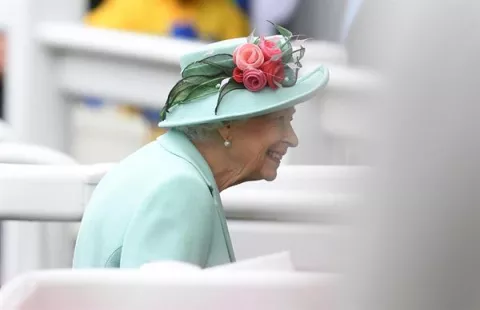 La ausencia de Isabel II en otro acto oficial mantiene inquieto al Reino Unido